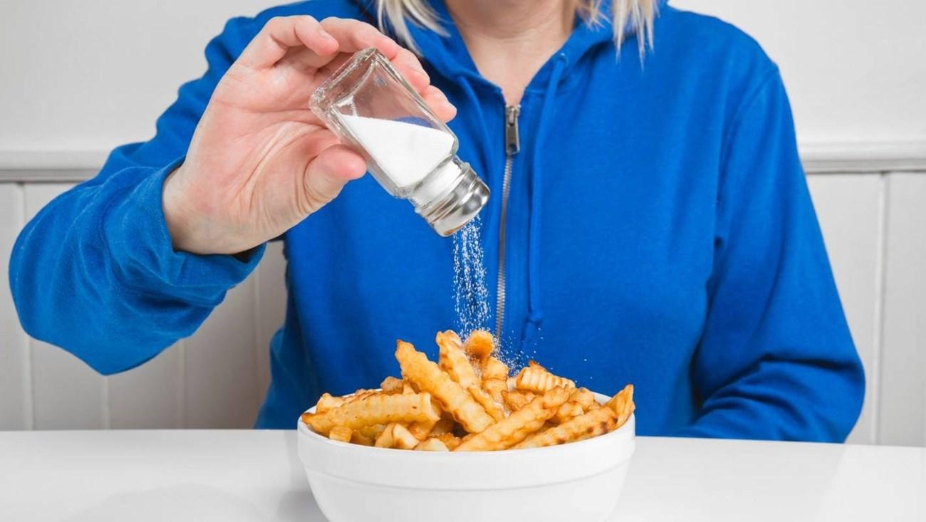 ماذا يحدث لجسمك إذا قللت تناول الملح بمقدار 1 غرام يومياً؟